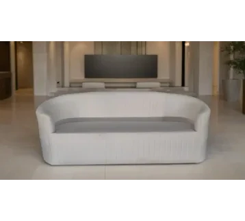 كنب كبير دائري مبطن بقماش فاخر مثالي للاستخدام في الفعاليات والحفلات والمكاتب للإيجار | استأجر