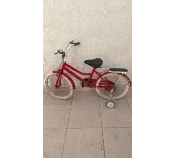 دراجة هوائية أطفال لون أحمر – بروبس سينمائي للإيجار | استأجر