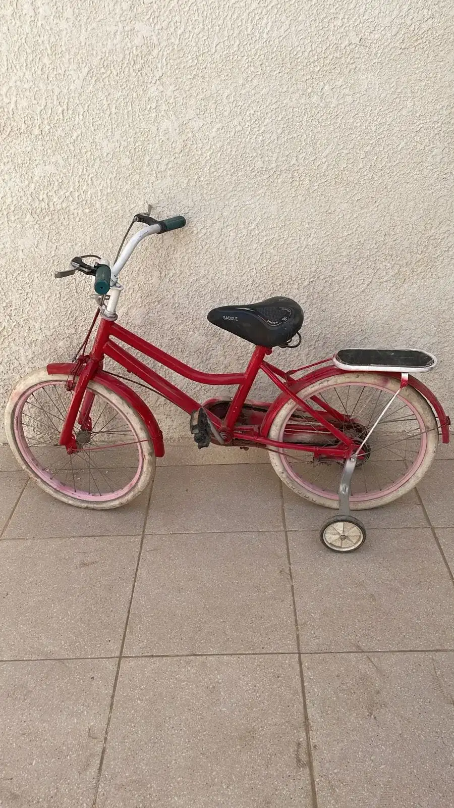 دراجة هوائية أطفال لون أحمر – بروبس سينمائي - الصورة الرئيسية للإيجار | استأجر