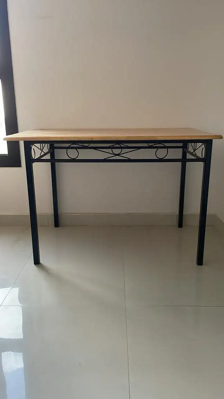 طاولة من الخشب والحديد – ديكور تصوير سينمائي - الصورة الرئيسية للإيجار | استأجر