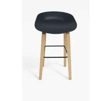 كرسي بار أسود أنيق مع قاعدة خشبية – تصميم عصري مثالي للكافيهات، المطاعم، الفعاليات والمناسبات للإيجار | استأجر