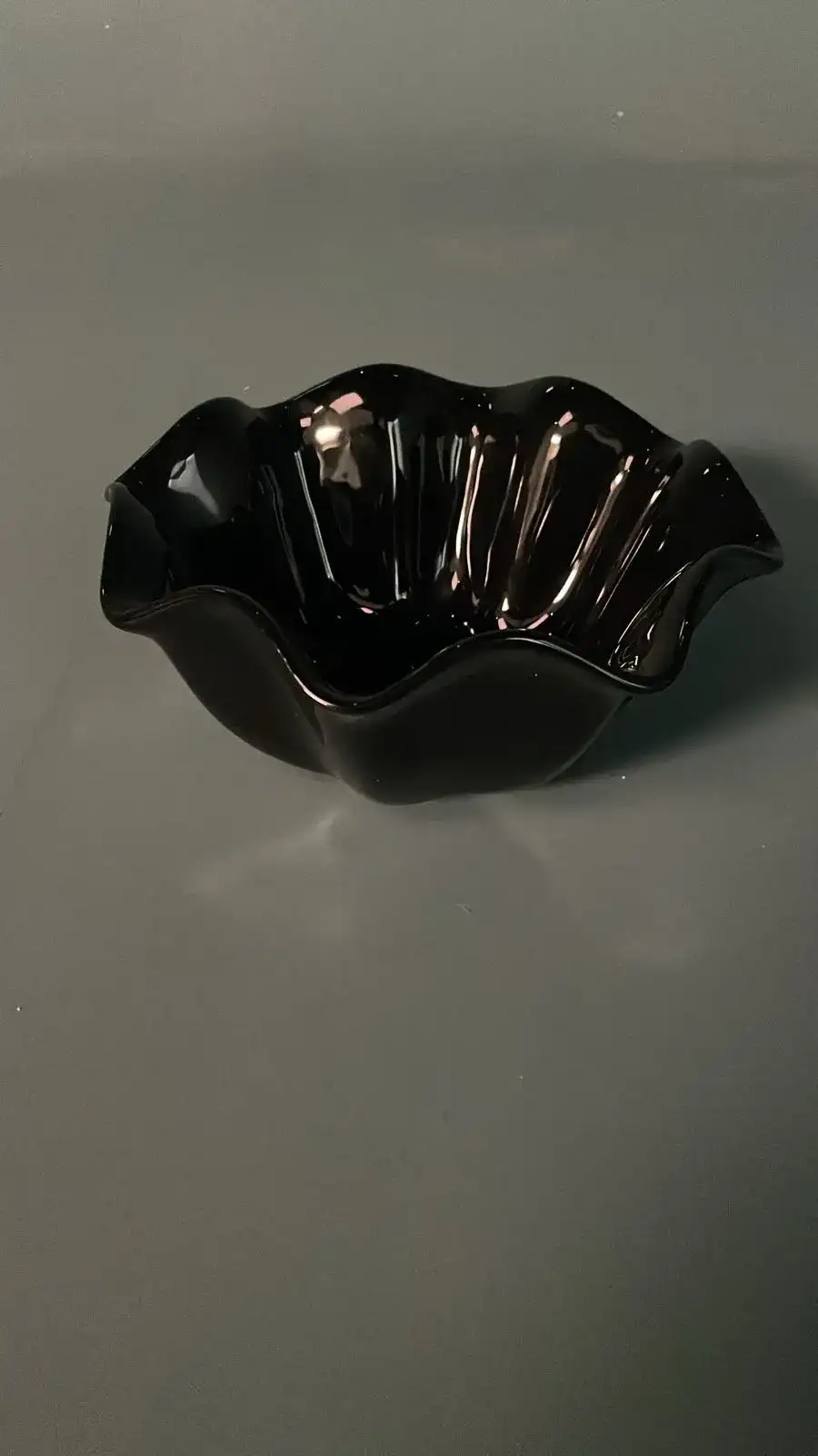 صحن تقديم صغير من الزجاج الأسود – بروبس (Props) سينمائية - الصورة الرئيسية للإيجار | استأجر