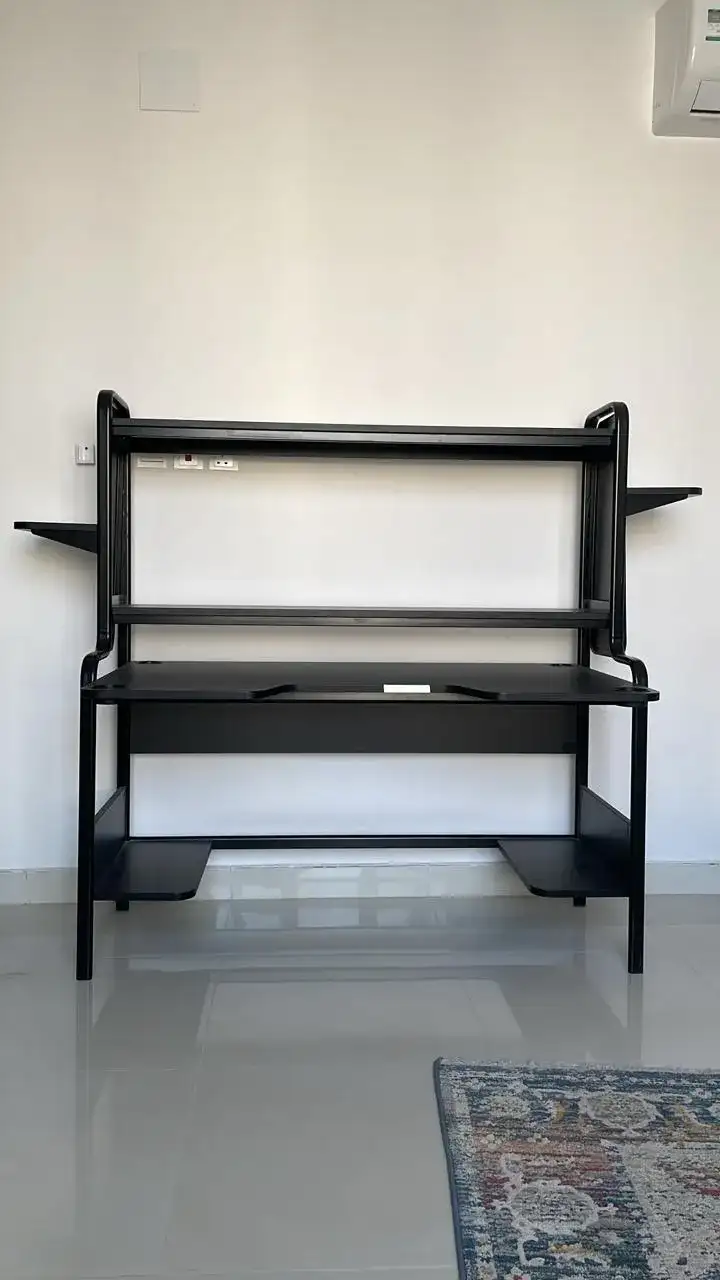 مكتب لكمبيوتر مكتبي – جيمنج ديكور تصوير سينمائي - الصورة الرئيسية للإيجار | استأجر