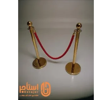 عمود حاجز مع حبل أحمر مثالي للاستخدام في الفعاليات الرسمية، الحفلات، الفنادق، والمعارض. للإيجار | استأجر