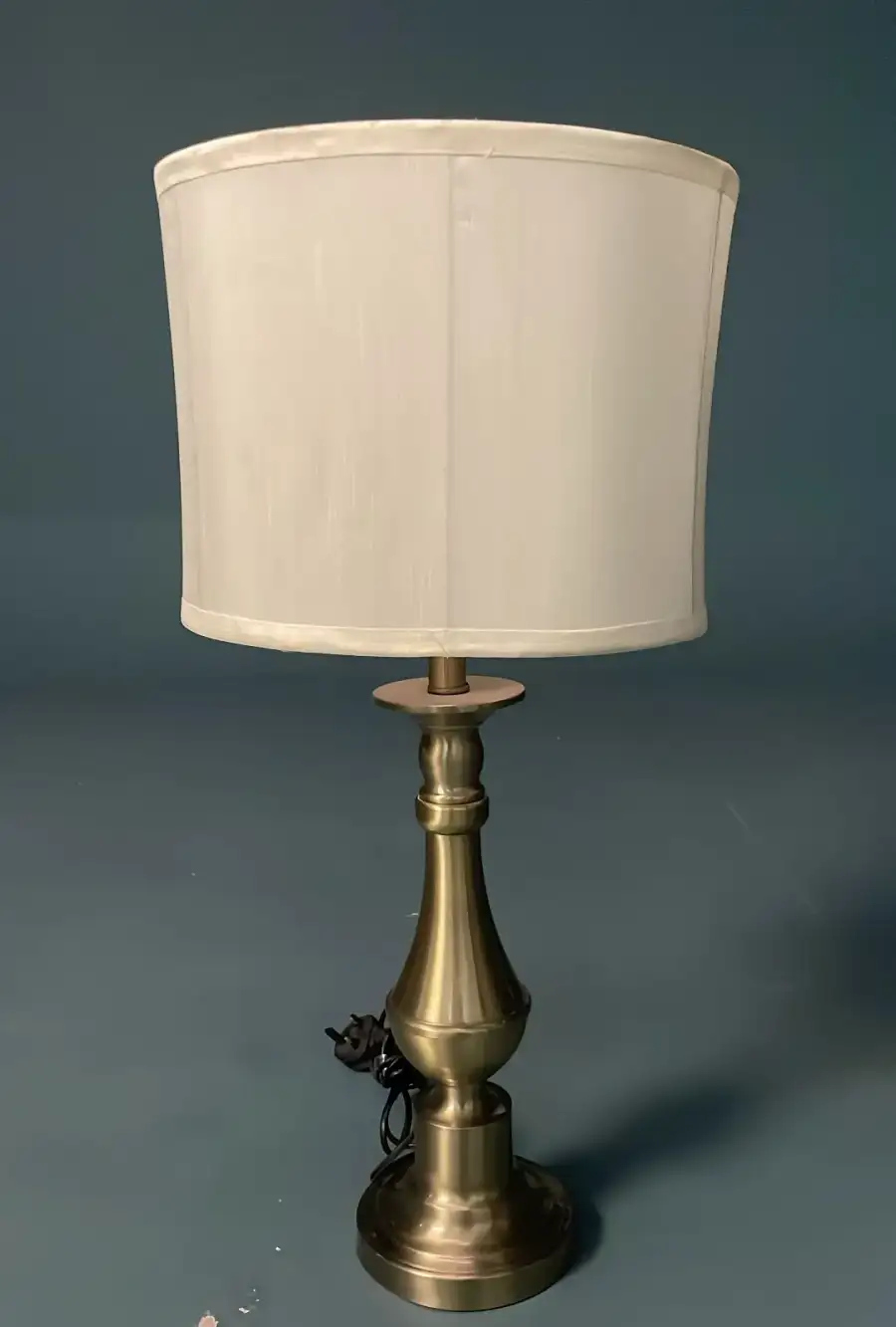 أباجورة متوسطة – ديكور تصوير سينمائي - الصورة الرئيسية للإيجار | استأجر