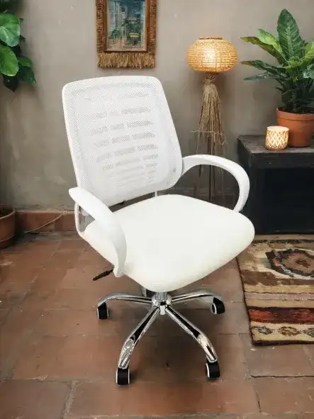 كرسي مكتب عصري ب لون ابيض مناسب للشركات والمكاتب - الصورة الرئيسية للإيجار | استأجر
