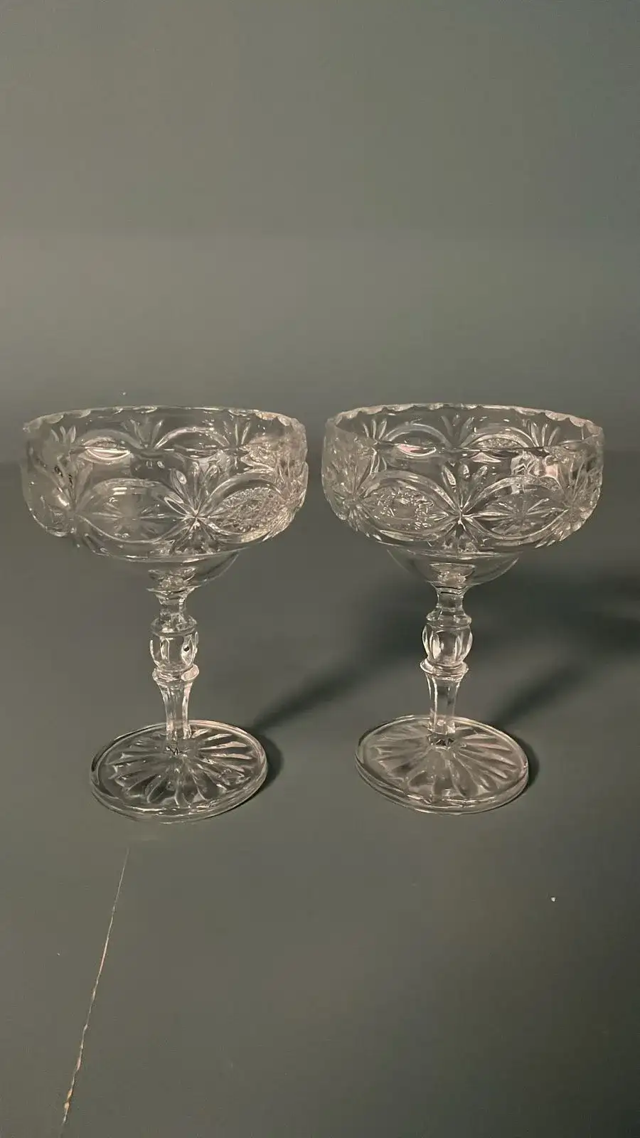 صحن تقديم حلوى زجاجي صغير – بروبس (Props) سينمائية - الصورة الرئيسية للإيجار | استأجر