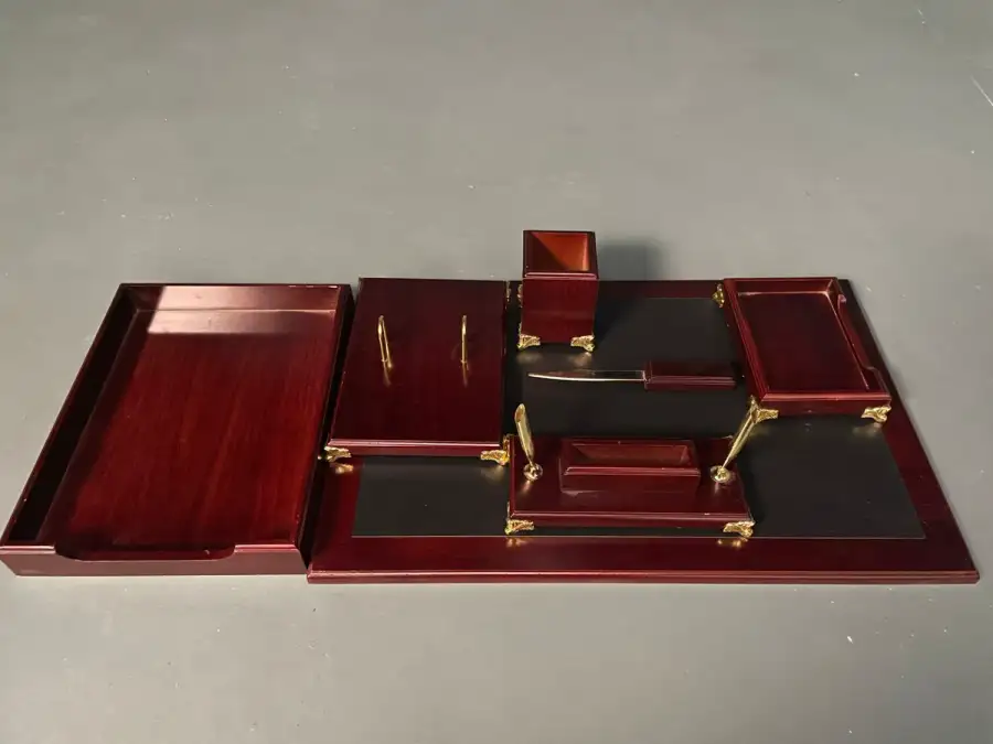 مجموعة أدوات مكتب فاخرة باللون البني الغامق ـ بروبس تصوير سينمائي  - الصورة الرئيسية للإيجار | استأجر