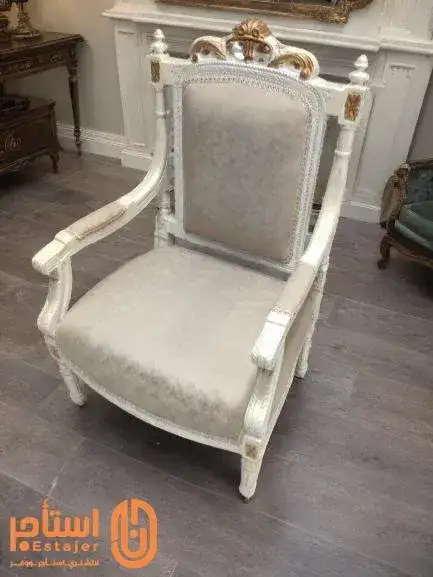 كرسي فاخر بتصميم كلاسيكي فخم يضفي لمسة من الأناقة والرفاهية على المكان. - صورة 2 للإيجار | استأجر