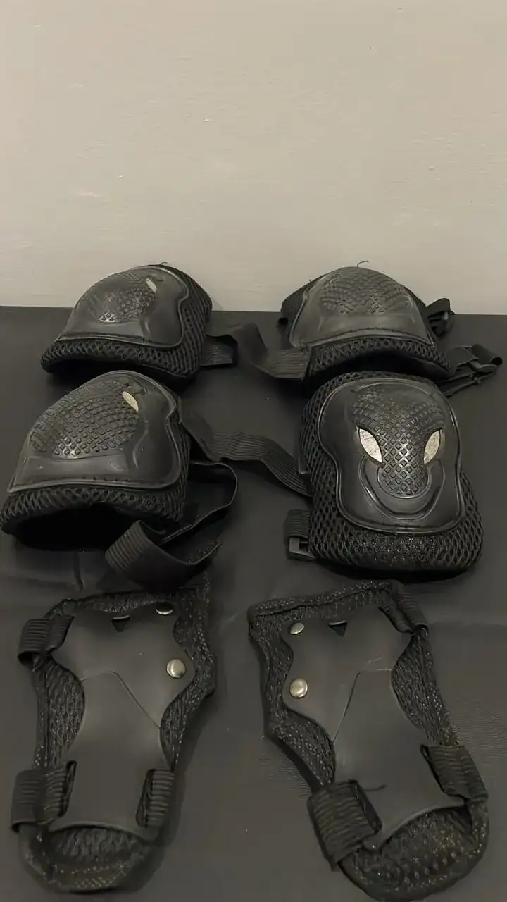 طقم حماية ركوب الدراجة – ديكور تصوير سينمائي - الصورة الرئيسية للإيجار | استأجر