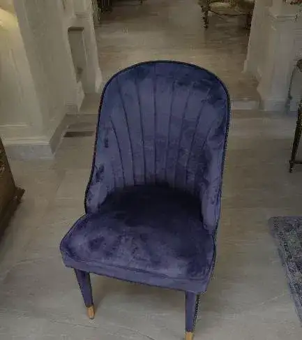 كرسي جلوس فاخر مودرن لون أزرق مخمل يضفي لمسة من الأناقة والرفاهية على المكان. - صورة 2 للإيجار | استأجر