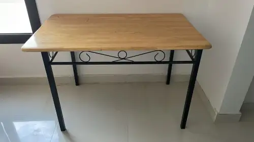 طاولة من الخشب والحديد – ديكور تصوير سينمائي - صورة 2 للإيجار | استأجر