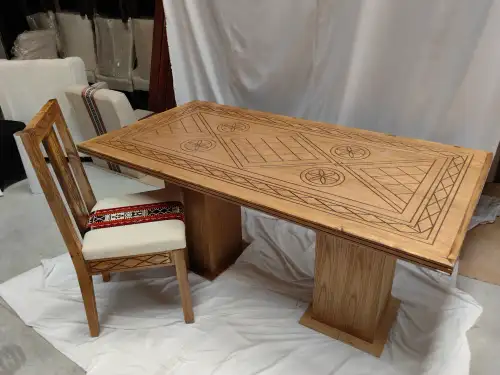 طاولة خشبية بلون خشبي مع رسومات ونقشات محفورة على الخشب مناسبة للعزائم والتجمعات - صورة 2 للإيجار | استأجر