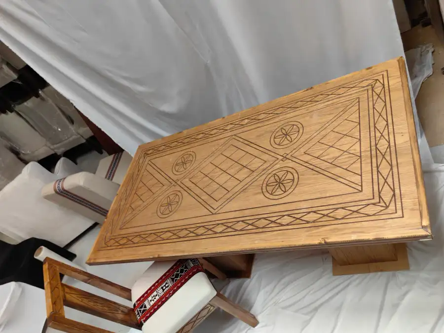 طاولة خشبية بلون خشبي مع رسومات ونقشات محفورة على الخشب مناسبة للعزائم والتجمعات - الصورة الرئيسية للإيجار | استأجر