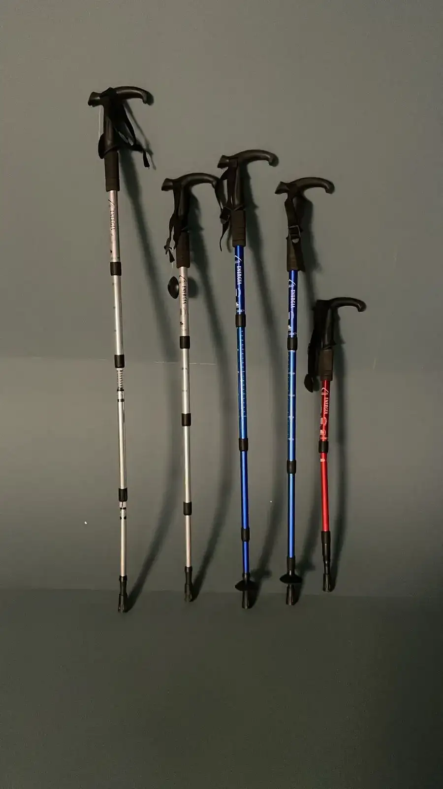 عكّازات بألوان مختلفة – بروبس تصوير سينمائي - الصورة الرئيسية للإيجار | استأجر