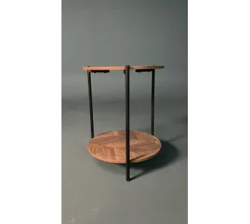 طاولات تقديم خشبية بأرجل حديد أسود – ديكور تصوير سينمائي للإيجار | استأجر