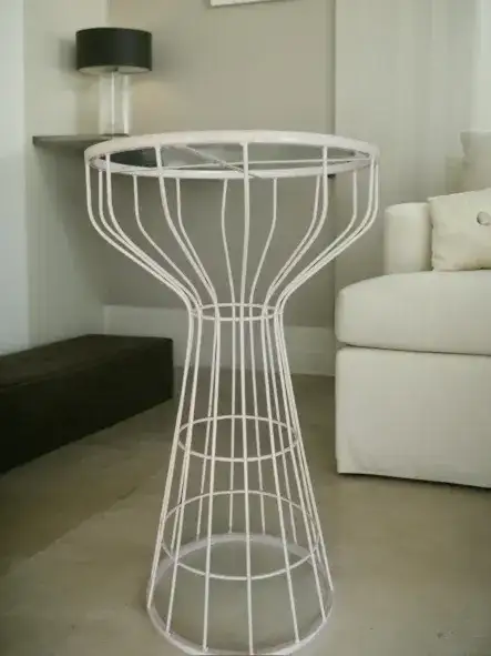 طاولة جانبية دائرية بجسم معدني مناسبة للاستقبالات والحفلات - صورة 2 للإيجار | استأجر