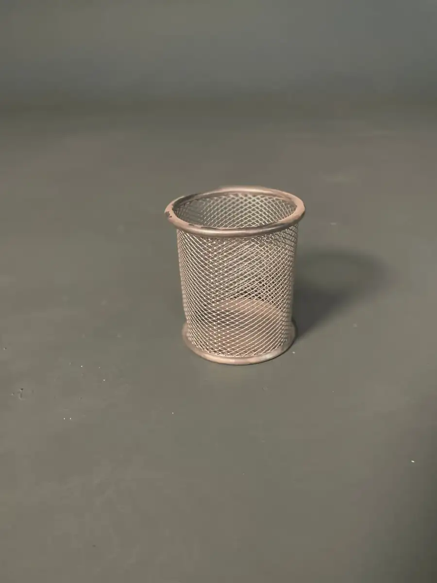 سلة أقلام صغيرة للمكتب – بروبس سينمائي  - الصورة الرئيسية للإيجار | استأجر