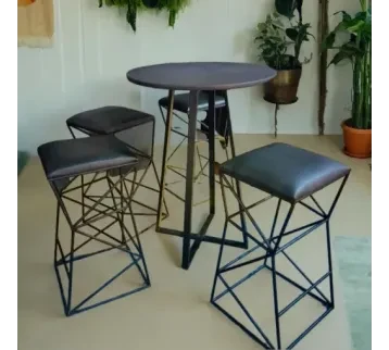 طاولة مع أربعة كراسي لون أسود مقعد جلد بتصميم عصري ومناسب للمناسبات المختلفة للإيجار | استأجر