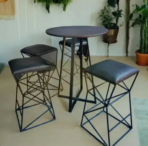 طاولة مع أربعة كراسي لون أسود مقعد جلد بتصميم عصري ومناسب للمناسبات المختلفة - الصورة الرئيسية للإيجار | استأجر