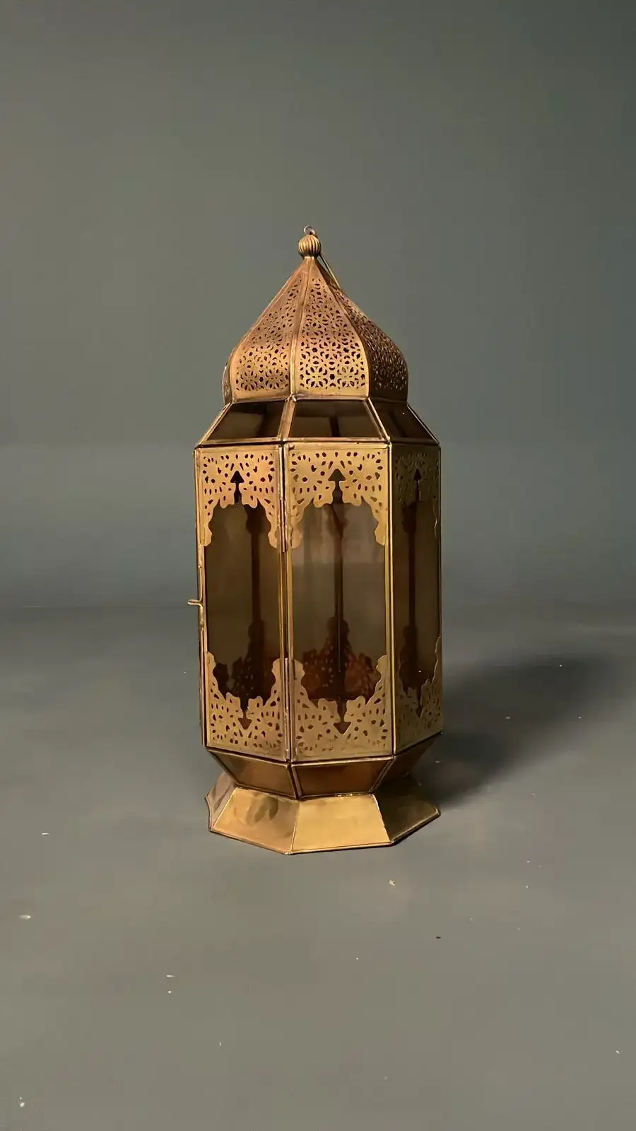 فانوس معدني وزجاج بطابع رمضاني – بروبس تصوير سينمائي  - الصورة الرئيسية للإيجار | استأجر