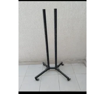 أرجل حديد لتعليق الملابس – ديكور سينمائي للإيجار | استأجر