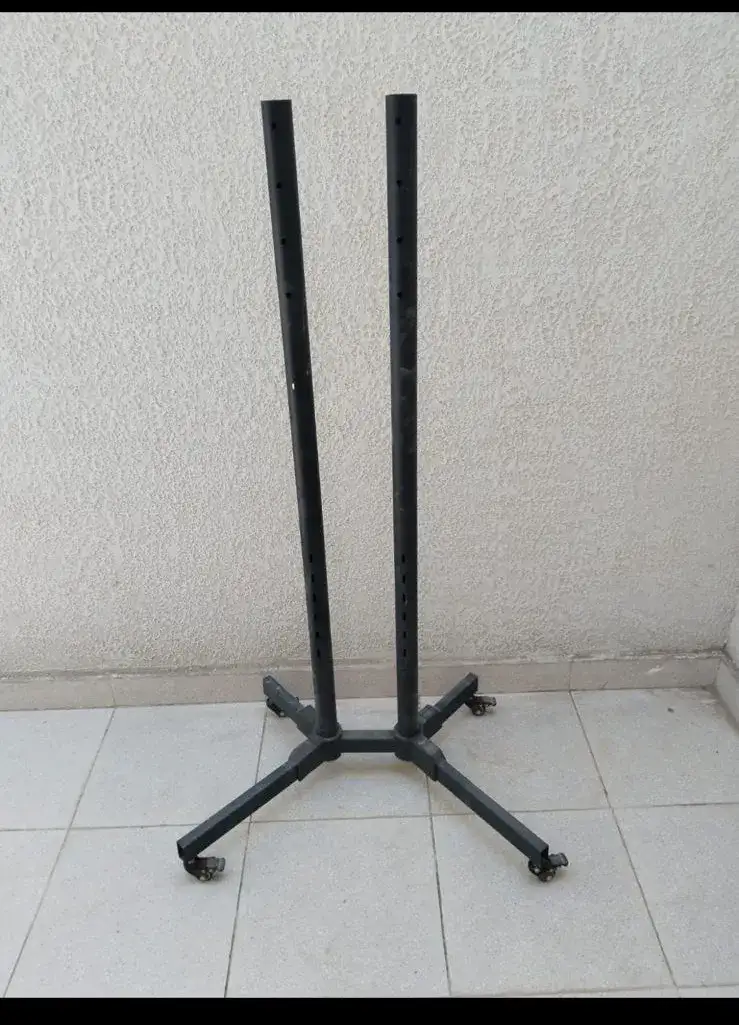 أرجل حديد لتعليق الملابس – ديكور سينمائي - الصورة الرئيسية للإيجار | استأجر