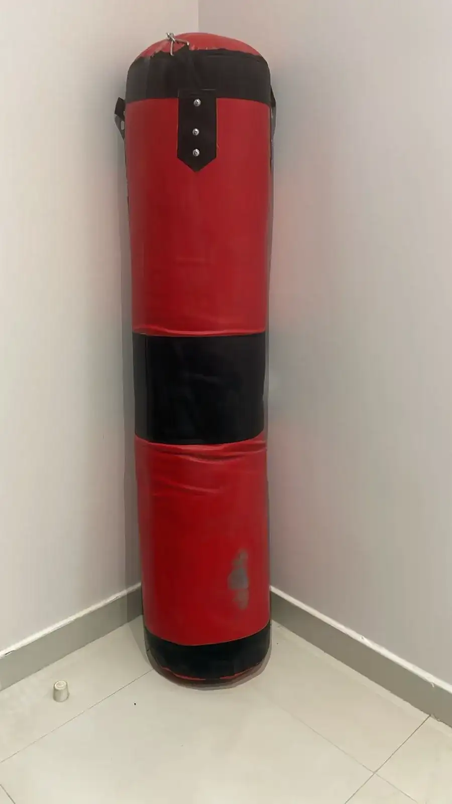 كيس ملاكمة أحمر وأسود طويل – بروبس سينمائي  - الصورة الرئيسية للإيجار | استأجر