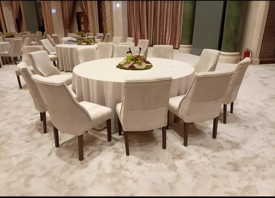 طقم طاولة دائرية مع شرشف أبيض و6 كراسي أنيقة – مثالي للأعراس، الحفلات، الفعاليات وقاعات المناسبات - الصورة الرئيسية للإيجار | استأجر