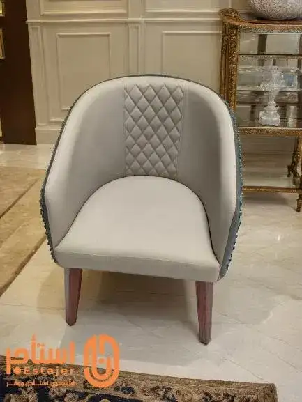 كرسي جلد ابيض مودرن بنمط تنجيد ماسي في الظهر بمساند جانبية مناسب للاستقبال والمناسبات - صورة 2 للإيجار | استأجر