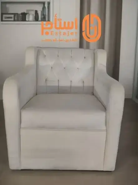 كنب مفرد بيج مودرن بمساند جانبية ونمط تنجيد ماسي على الظهر مناسب للاستقبال والمناسبات - صورة 2 للإيجار | استأجر