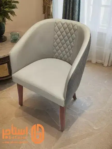 كرسي جلد ابيض مودرن بنمط تنجيد ماسي في الظهر بمساند جانبية مناسب للاستقبال والمناسبات - الصورة الرئيسية للإيجار | استأجر