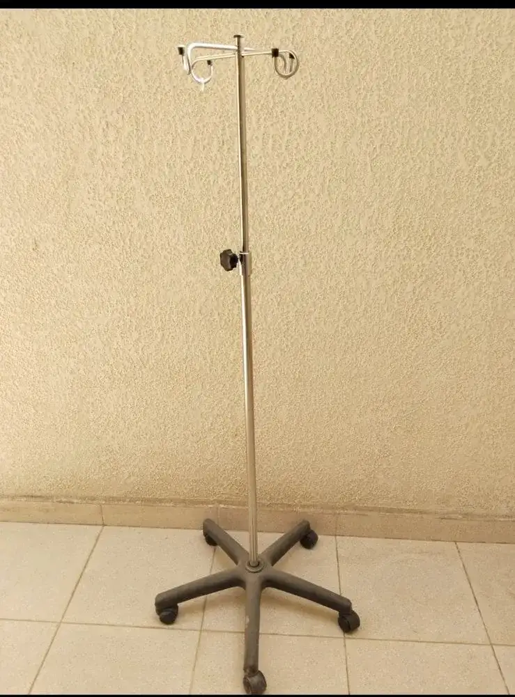 حامل محلول مستشفى – بروبس سينمائي - الصورة الرئيسية للإيجار | استأجر