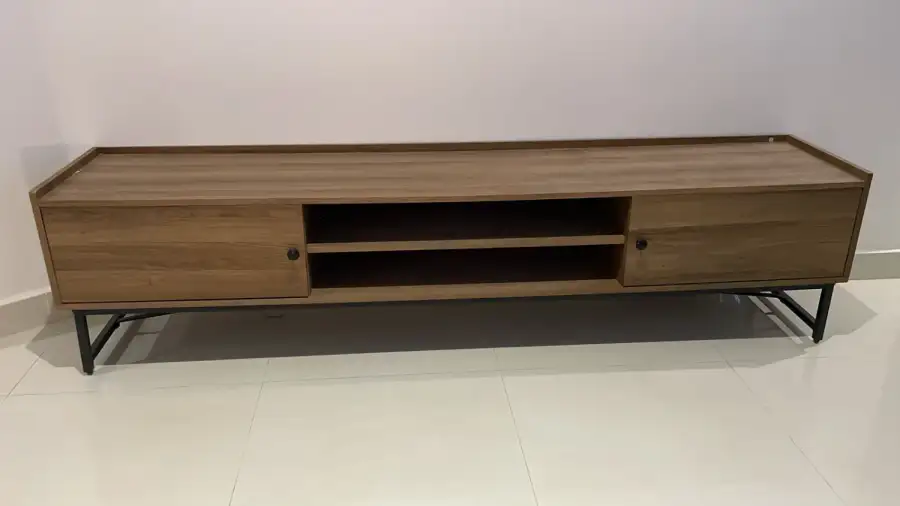 طاولة تلفاز خشبية – ديكور تصوير سينمائي - الصورة الرئيسية للإيجار | استأجر