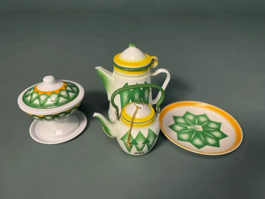 أدوات شاي وقهوة شعبية (أخضر وأبيض) – بروبس سينمائية  - الصورة الرئيسية للإيجار | استأجر