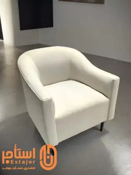 كنب مفرد ابيض مودرن بمساند جانبية وأرجل خشبية  مناسب للاستقبال والمناسبات - الصورة الرئيسية للإيجار | استأجر