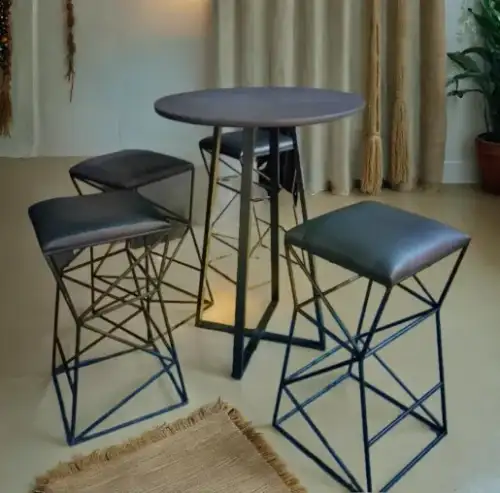 طاولة مع أربعة كراسي لون أسود مقعد جلد بتصميم عصري ومناسب للمناسبات المختلفة - صورة 2 للإيجار | استأجر