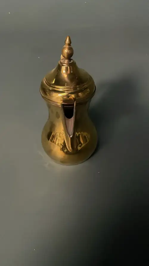 دلة قهوة عربية كبيرة لون ذهبي – بروب تصوير سينمائي - صورة 2 للإيجار | استأجر