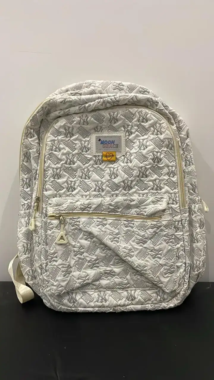 شنطة ظهر – ديكور تصوير سينمائي - الصورة الرئيسية للإيجار | استأجر