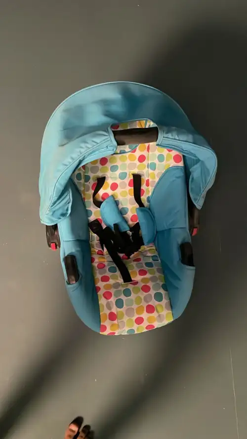 كرسي أطفال للسيارة – بروب تصوير سينمائي - صورة 2 للإيجار | استأجر
