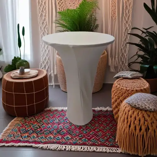 طاولة خشبية بغطاء ابيض مناسبة للحفلات والمناسبات والفعاليات الخاصة - صورة 2 للإيجار | استأجر