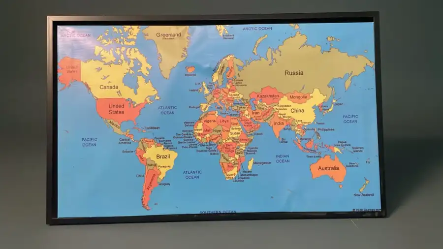  لوحة الكرة الأرضية بإطار معدني – ديكور تصوير سينمائي  - الصورة الرئيسية للإيجار | استأجر