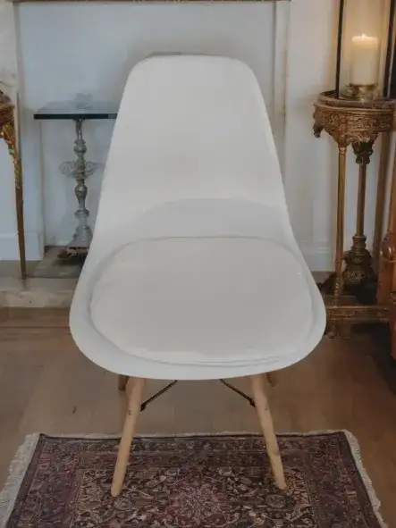 كرسي أبيض مريح مع وسادة جلوس للإيجار مناسب للجلسات والمناسبات - صورة 3 للإيجار | استأجر