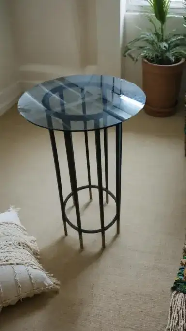 طاولة خدمة زجاجية حديثة دائرية بحامل معدني لون اسود مناسبة للتقديمات في الحفلات والاستقبالات - صورة 2 للإيجار | استأجر