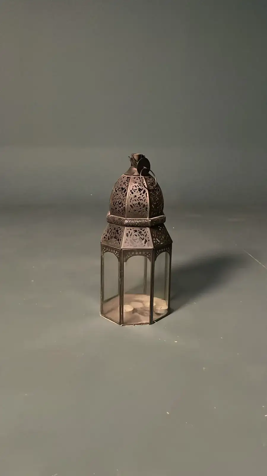 فانوس معدني وزجاج بطابع رمضاني – بروبس تصوير سينمائي  - الصورة الرئيسية للإيجار | استأجر