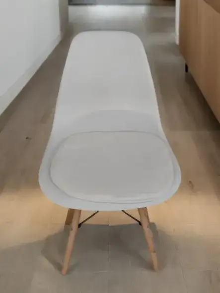 كرسي أبيض مريح مع وسادة جلوس للإيجار مناسب للجلسات والمناسبات - صورة 2 للإيجار | استأجر