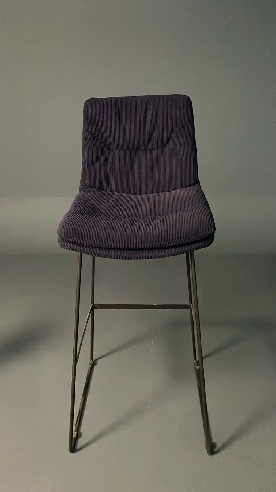 كرسي بأرجل طويلة ومرتبة جلوس – ديكور سينمائي  - الصورة الرئيسية للإيجار | استأجر