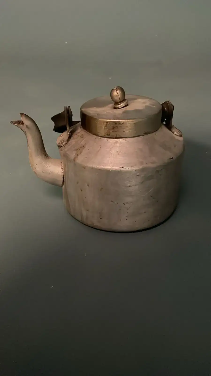 إبريق شاي قديم – بروب تصوير سينمائي - الصورة الرئيسية للإيجار | استأجر