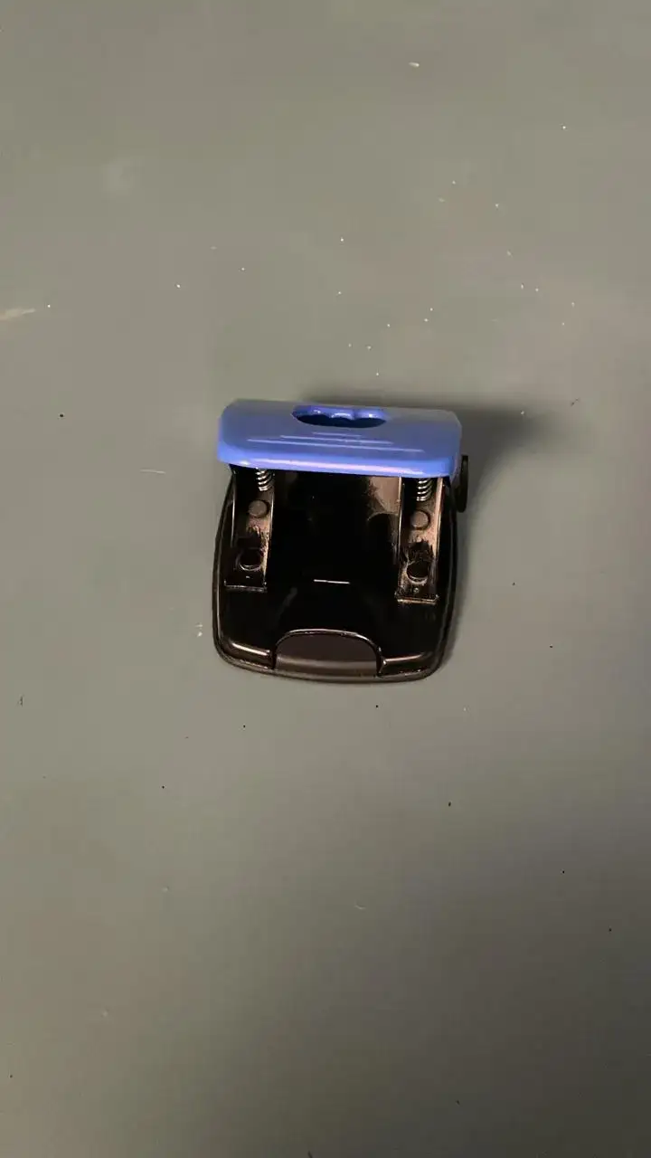 Office Tools – Paper Punch – Prop filming  - Main image for rent | Estajer