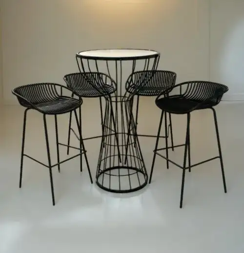 طاولة مع أربعة كراسي لون أسود تصميم عصري ومناسب للمناسبات المختلفة - صورة 2 للإيجار | استأجر